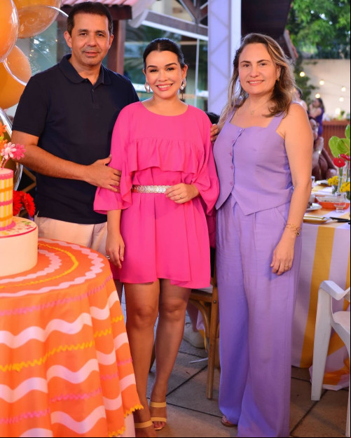 #Family - Parabéns para a empresária Roberta Albino!!! Que comemorou a data com festa na companhia e na casa dos seu pais Benedito Cirilo & Valdenê Albino com o irmão Rondinelle Albino & Polyana Melo Albino, os familiares e amigos. Chics!!! - (Kaka Lessa)