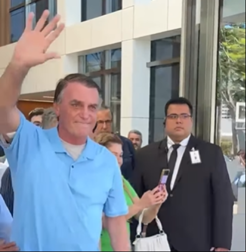 Jair Bolsonaro tem alta neste domingo após três semanas internado por cirurgia no intestino