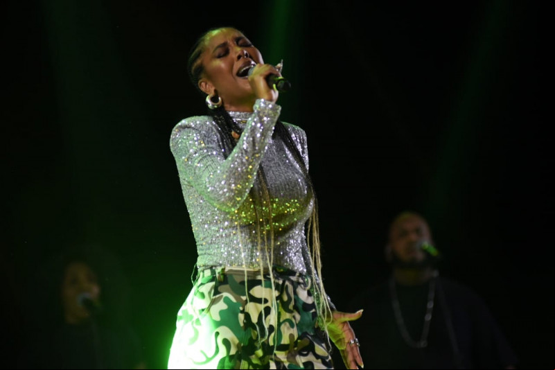 Negra Li sobe ao palco do Piauí Pop e faz homenagem a Charlie Brown Jr.