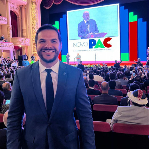 Um click do Secretário de Estado da Educação Washington Bandeira acompanhou o Governador Rafael Fonteles no evento de lançamento do Novo PAC