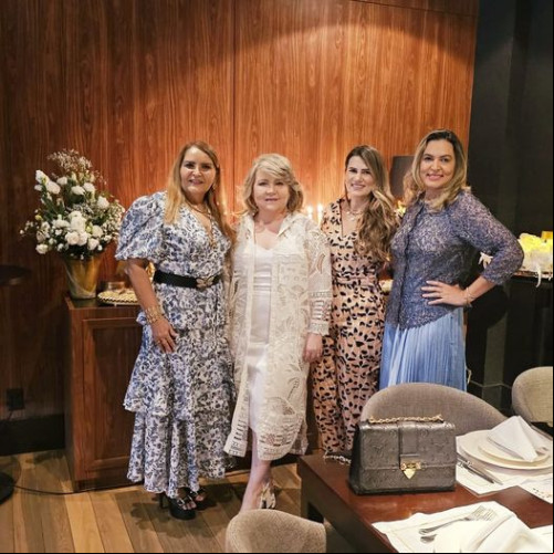 # Elo’sClube - Um click da querida advogada Liana Portela, que foi a anfitriã do almoço do Elo’s Clube, com as queridas Fernanda Portela Carneiro, Kelly Carneiro e Eliene Carneiro, em restaurante badalado. Chics!!! - (Arquivo Pessoal)