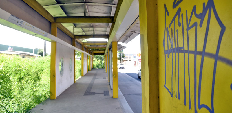 Deterioradas, paradas e estações de ônibus de Teresina não oferecem segurança aos usuários