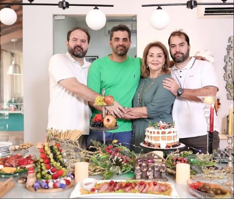 #Family - Parabéns para Hélida Maria Ferreira Correia Lima!!! Comemora a nova idade e recebe o carinho dos seus filhos Fernando, Bruno e Rafael. Chics!!! - (Arquivo Pessoal)