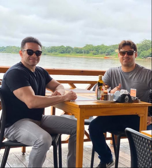 Parabéns para o deputado estadual Bessah Araújo Costa Reis Sá!!! Comemora a data com os familiares e amigos: um click com o amigo Augusto em #tbt de almoço no Flutuante. Chics!!! - (Arquivo Pessoal)