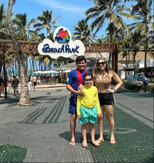 #Sábado - Parabéns para o professor e cirurgião vascular Jesus Abreu (4/1)!!! Que e comemorou a data em Fortaleza com a sua esposa Elaynne Alves e do filho Benjamim. O casal no dia do casamento foi Capa da LUCIENNE EM REVISTA. Chics!!! - (Arquivo Pessoal)