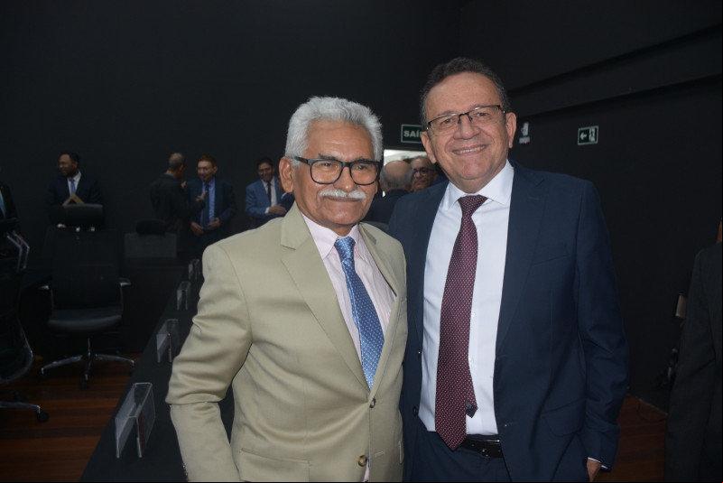 #Posse - O Judiciário piauiense tem um novo desembargador: Antônio Soares dos Santos. O magistrado foi empossado istrativamente em solenidade no Auditório do TJ/PI com as presenças dos familiares, magistrados, servidores e autoridades. Natural de Amarante/PI, Antônio Soares dos Santos foi eleito desembargador do TJ/PI pelo critério de antiguidade, em uma vaga aberta com a aposentadoria do desembargador Antônio Nolleto. São 37 anos de dedicados à Magistratura piauiense. Chics!!! - (Magal Santos)