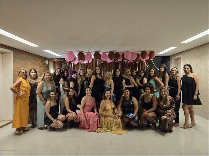 Parabéns para a querida Ludmilla Santana que reuniu as amigas do Curso de Medicina e familiares