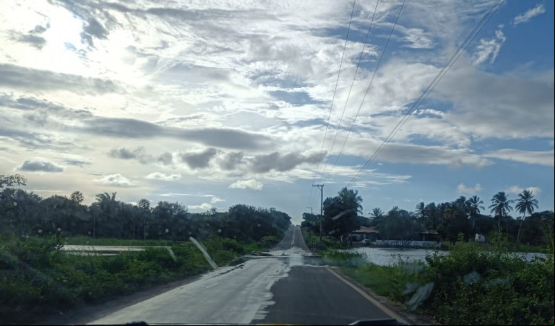 Em Parnaíba, Km 38 da BR 402 é invadido por água e PRF monitora trecho