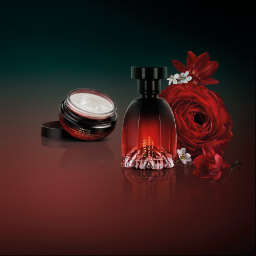 #O Boticário - Lança Floratta Red ion, a versão mais intensa da linha Red, uma das mais queridas das consumidoras, com fixação de até 12 horas. Inspirado em atributos que as mulheres valorizam na perfumaria feminina, o novo Eau de Parfum combina notas ousadas e envolventes, criando uma versão única e marcante para as apaixonadas. Inspirado na paixão intensa, que aquece a pele e eletriza o coração, o Boticário apresenta Floratta Red ion, novo Eau de Parfum da linha Red. A nova fragrância sofisticada e marcante combina um buquê floral intenso à suculência e sensualidade da maçã de Vermont - segredinho marcante e já conhecido da famosa linha -, envolta em nuances amadeiradas cremosas e no calor das notas ambaradas. Com fixação de até 12 horas*, o lançamento traduz a intensidade dos sentimentos e deixa seu rastro de forma inesquecível. Floratta Red ion nasce da verdadeira compreensão sobre como as apaixonadas pela marca se sentem ao usar as fragrâncias da linha Red. O novo Eau de Parfum é a escolha ideal para quem quer viver paixões inesquecíveis. Já disponível em todos os canais de venda do Boticário, o lançamento reforça a posição de Floratta como a marca líder em perfumaria feminina nos lares brasileiros.“Como líderes em perfumaria feminina, nos provocamos constantemente a trazer inovações, conectadas às tendências de mercado, que surpreendem cada vez mais nossos consumidores. E para trazer essa novidade para a linha Red, uma das principais da marca, fomos além para entender quais são as principais características mais amadas pelas brasileiras em uma perfumaria. Assim, fizemos uma escuta ativa de cerca de 50 mil comentários espontâneos de consumidoras sobre perfumaria feminina, analisados na internet com o apoio de uma plataforma de inteligência artificial. Com esta análise, chegamos a atributos chaves que nos levaram à criação de um Eau de Parfum para a Linha Floratta Red - uma versão ainda mais intensa e elegante, que deixa o seu rastro por onde a”, pontua Fernanda Marques, diretora da categoria de Perfumaria Feminina do Grupo Boticário. E para intensificar o cheiro apaixonante para as ocasiões especiais, o Creme Hidratante Desodorante Floratta Red ion potencializa a fragrância da maçã de Vermont, conferindo uma hidratação profunda e duradoura em até 48 horas, enquanto deixa a pele macia e perfumada o dia todo. Até o dia 2/3, os itens de Floratta Red ion contam com desconto especial de até 20% em todas as lojas físicas e no e-commerce da marca, no link www.boticario.com.br, além do aplicativo Boticário, disponível para as versões Android e iOS. Também é possível fazer pedidos via WhatsApp pelo número 0800 744 0010 – número oficial e seguro – diretamente na plataforma do dispositivo. Basta o cliente contatar a marca por esse número para verificar a disponibilidade na região dele. Há ainda a opção de contatar um revendedor da marca pelo endereço boticario.com.br/encontre. Eau de Parfum Floratta Red ion 75 ml - Preço sugerido: R$199,90 - 20% off até 2/3: R$159,90. Inspirado em paixões inesquecíveis, a versão Eau de Parfum do seu Floratta Red traz um rico buquê floral intenso combinado à suculência e sensualidade da Maçã de Vermont, com nuances envolventes de madeiras cremosas e todo o calor de notas ambaradas. Uma fragrância feminina marcante e ultrassofisticada para você viver paixões que te tiram do eixo e deixam o seu rastro por onde ar. Creme Intenso Hidratante Desodorante Corporal Floratta Red ion  250 ml - Preço sugerido: R$94,90. 20% off até 2/3: R$75,90. Com textura densa e sofisticada, o Creme Intenso Hidratante Desodorante Corporal Floratta Red ion é o aliado para todas as ocasiões especiais. Entrega hidratação intensa por até 48 horas, protege contra o ressecamento e proporciona uma pele sedutora com a mesma fragrância sofisticada da linha. Chics!!! - (Arquivo Pessoal)