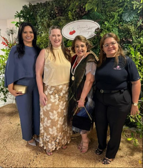 #Inauguração 🎉 @carla_caroline_rosado, @erikacunhaandrademed, @haydeeferreiraarquiteta e Aurilene Fonseca em noite de inauguração do @recantodaspitangaseventos. Chics!!! - (Luciêne Sampaio)