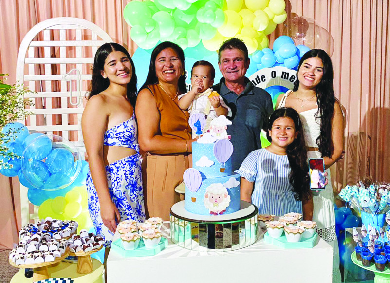 Domingo o pequeno Henrique Filho aniversariou, e ganhou festinha para comemorar um aninho de vida. Na foto com seus pais: Henrique Sampaio e Osmarina Costa (ao centro)e com suas irmãs : Duane Linda (a esquerda) e Daynna Sophia e Dellys Marinna. - (Arquivo Pessoal)