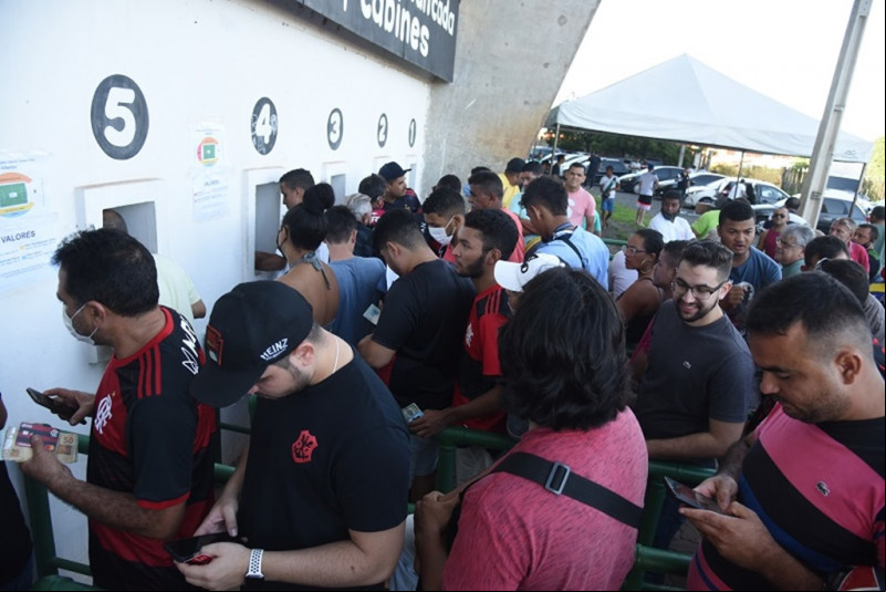 Cambista não pode revender ingresso mais caro do que comprou; entenda o crime
