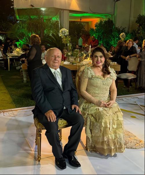 #Bodas - Um click do empresário Cid Resende e a assistente social Altair Veras Resende celebrando seus 50 anos de vida conjugal e receberam as bençãos do Padre Clodomiro. Chics!!! - (Arquivo Pessoal)