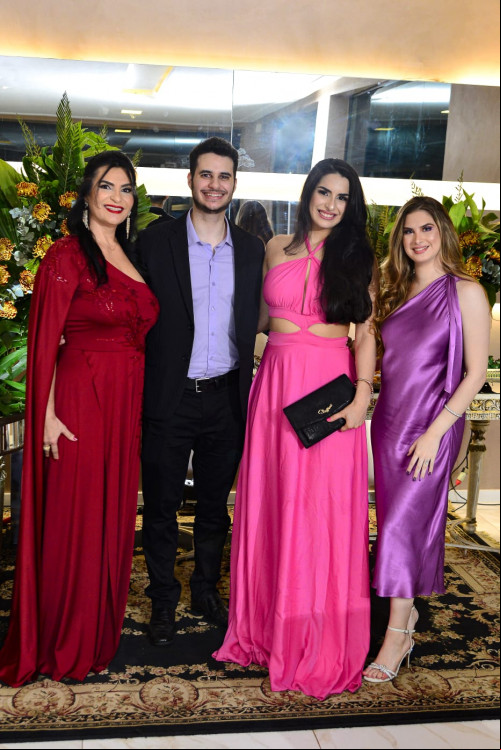 #Medicina - Um click do Jantar de Formatura em Medicina pela UFPI de Vinícius Ribeiro Escórcio, realizado no Condomínio Petrópolis, com a presença de sua família: a mãe - Marta Rejane Ribeiro; irmã - Bruna Ribeiro; namorada - Amanda de Araújo Costa. Chics!!! - (Divulgação)
