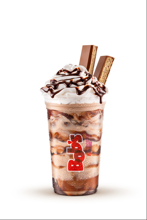 #Bob’s - Apresenta novo Milk Shake com Bis XTRA, em parceria com a Mondelēz International, Rede de Fast Food leva para o seu cardápio o Milk Shake BoBis XTRA. O Bob’s, primeira rede de fast food brasileira, apresentou sua nova campanha de Milk Shake dia 07 de agosto. A rede vai uniu dois queridinhos dos brasileiros: o inconfundível Milk Shake do Bob’s com o clássico sabor do Bis. A receita resulta no Milk Shake BoBis XTRA que traz a tradicional base de baunilha gelada, calda de chocolate e chantilly finalizado com deliciosos pedaços de Bis XTRA ao leite.  Com o slogan “Se é Milk Shake do Bob’s, então pede Bis”, a sobremesa estará disponível nas mais de 1.000 unidades do Bob’s espalhadas pelo Brasil, e pelo delivery, por tempo limitado.  “Nós do Bob’s acreditamos que a inovação é parte fundamental da conexão com os consumidores e o Milk Shake BoBis XTRA vai superar as expectativas e agradar todos os paladares. A parceria com a Mondelēz International demonstra nosso compromisso em oferecer produtos que atendam aos desejos de um público cada vez mais exigente e em busca de novas experiências. Certeza de que todo mundo vai pedir mais um, dois...”, conta Renata Brigatti Lange, diretora de Marketing do Bob’s.  Os clientes podem escolher entre os três tamanhos disponíveis, em copos de 300ml, 500ml e 700ml.  Encontre uma loja Bob’s mais próxima de você e aproveite: https://bobs.com.br.  Sobre o Bob’s Primeira rede de fast food e primeira franquia do setor no Brasil, o Bob’s é uma empresa genuinamente brasileira, fundada em 1952 no burburinho de Copacabana, que rapidamente lançou moda e virou mania entre os cariocas. Sua expansão pelo Brasil começou em 1984 por meio de um bem-sucedido sistema de franquias, que segue até hoje oferecendo e para todos os interessados em abrir uma unidade da rede. Atualmente, são mais de 1.000 pontos de venda em todas as regiões do Brasil. Chics!!! - (Arquivo Pessoal)