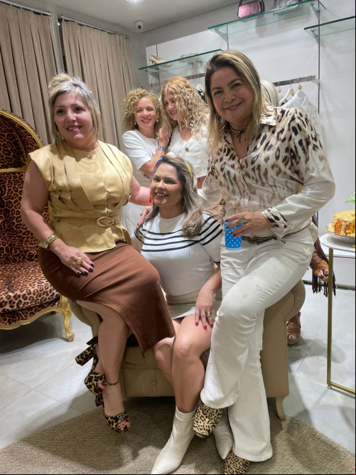 #Reinauguração - Um click da querida empresária Jucimara Silva - by Carmen Steffens - com clientes em reinauguração da loja Carmen Steffens do Shopping Rio Poty, que está com um novo layout. Chics!!! - (Arquivo Pessoal)