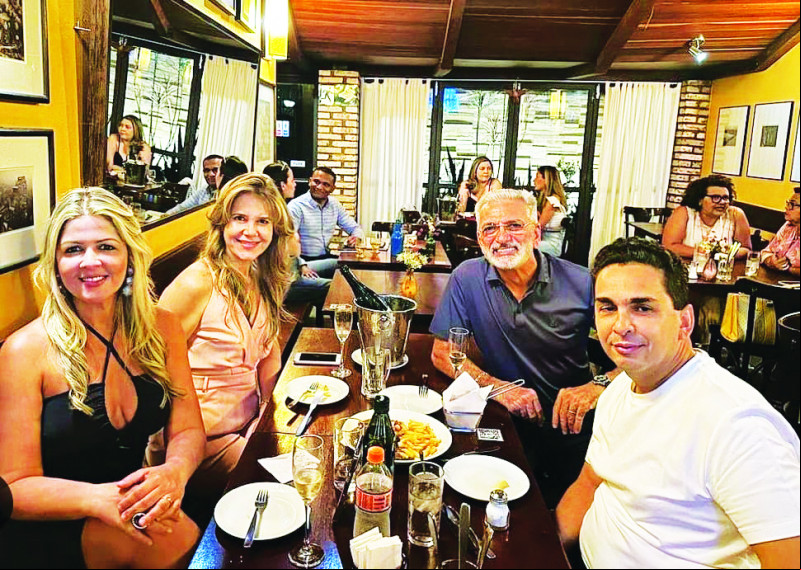 #Sextouuuuu - Um click dos queridos Ana Paula Ramalho & Gustavo Ramalho, Irineu Fernandes & Gisela Ximenes, em encontro de amigos na noite de sexta-feira (28/7). Chics!!! - (Arquivo Pessoal)