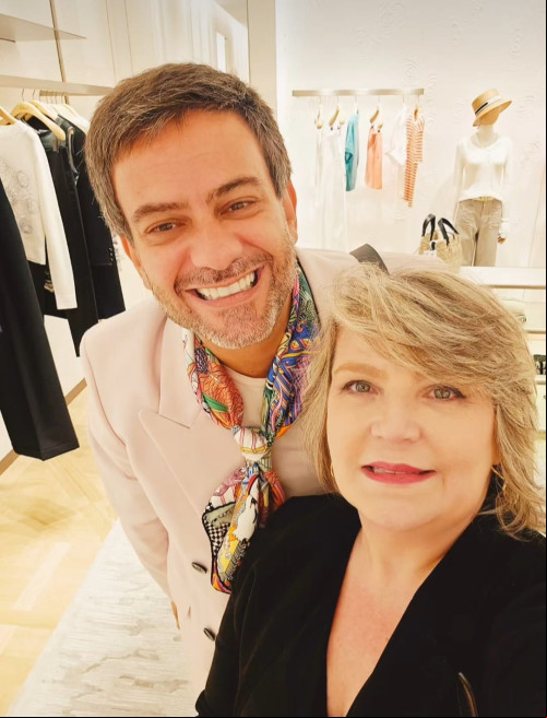 Um click do colunista Bruno Astuto e a professora e advogada Liana Portela no Shopping Jardins em Sampa