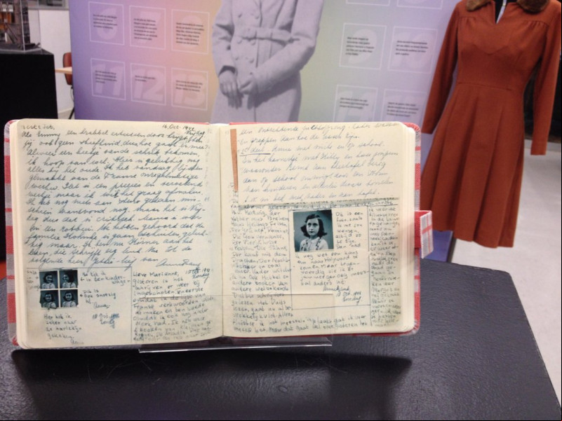 Réplica do diário de Anne Frank - (Reprodução/PUC)