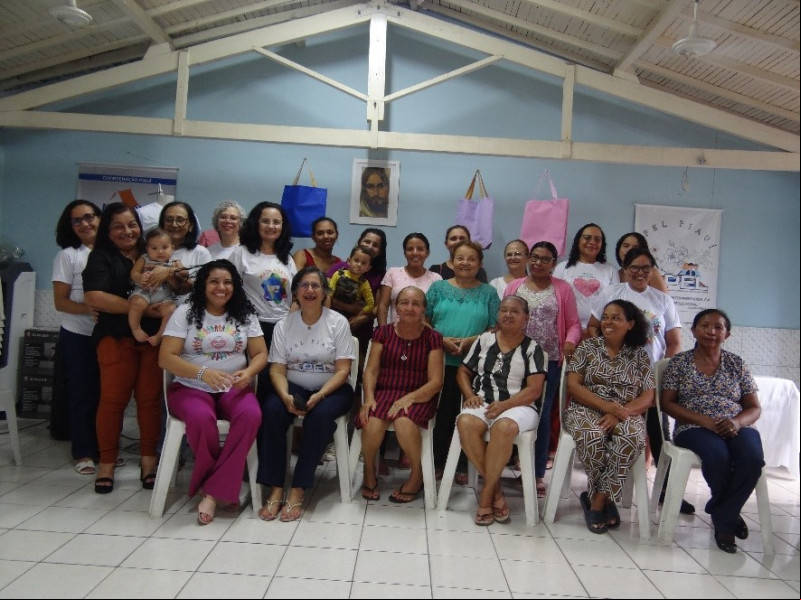 Movimento Solidário da FENAE ampara regiões carentes a 19 anos por todo o Brasil  Criado em 2005 pela Federação Nacional das Associações do Pessoal da Caixa Econômica Federal (FENAE), o Movimento Solidário é uma ação coletiva de todos os funcionários da Caixa em função do desenvolvimento de regiões carentes por todo o Brasil; através de contribuições e doações mensais para a federação.  Com foco inicial na construção de métodos para a auto sustentação de famílias de baixa renda, o Movimento Solidário durante seus 19 anos de atuação ou a desenvolver cidades e regiões por meio de atividades que geram renda a famílias e municípios.  O projeto iniciou no ano de 2006 com a cidade de Caraúbas do Piauí, que na época era o município com o menor Índice de Desenvolvimento Humano (IDH) de todo o estado. O Movimento Solidário atuou até 2015 na região dobrando o IDH, gerando renda e empregos para a população e atraindo investimentos da prefeitura e governo estadual.  Com a atuação positiva na cidade e construção de um cenário de melhoria social, o Movimento Solidário se transferiu em 2016 para Belágua; cidade com o menor IDH do Maranhão. Ao todo, 27 comunidades que compunham a região foram assistidas com a criação de projetos de criação animal, hortas comunitárias, produção de mel e um centro de treinamento tecnológico (oriundo de doação de computadores).  A partir de 2022, o programa reprogramou sua atuação para o atendimento de pequenos projetos por todo o Brasil. Na esfera estadual, cada APCEF pode assistir por até no máximo dois anos a mesma organização, seguindo quatro segmentos: geração de renda, esportes, reforço escolar e hortas comunitárias.  Ainda em 2022, a APCEF/PI adotou a organização Flor de Mandacaru. Atuando no reforço escolar de crianças em regiões pobres da cidade de Teresina; além de incentivar a socialização e cidadania com momentos de confraternização no clube da associação. Ao todo mais de 100 alunos foram assistidos por meio da atuação da FENAE, APCEF e Flor de Mandacaru.  Atualmente o Movimento Solidário no estado do Piauí atua no projeto Costurando Laços de Amor. Por meio de oficinas de crochê, voluntários e idealizadores ensinam costura e preparam enxoval para recém nascidos de gestantes de baixa renda da região de Dandara dos Cocais no bairro Santa Maria da Codipi. O programa é uma parceria da FENAE, APCEF, ONG Moradia & Cidadania e APEL. - (Divulgação)