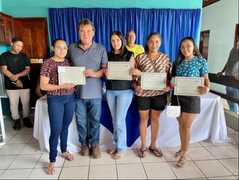 Prefeito Gustavo Medeiros entrega certificados de cursos - (Divulgação)