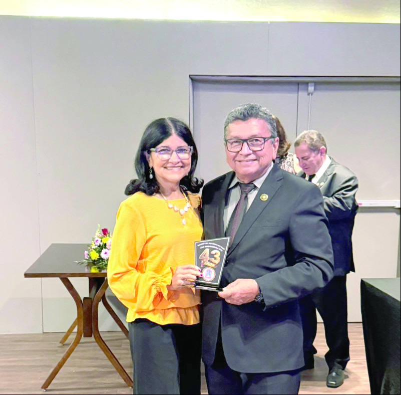 O Maçom Unionense Osvaldo Pierotti- Grão Mestre Adjunto Ad vitam, recebendo das mãos de sua esposa Bebete Pierotti, a Placa comemorativa dos 43 anos da Loja Maçônica Independência n.25, de Teresina-Pi. - (Arquivo Pessoal)