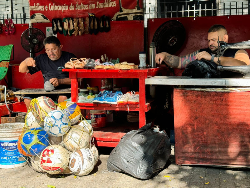 Sapateiro, profissão milenar que ultraa gerações - (Foto: Jorge Machado)