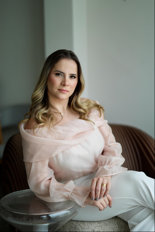 #Transformação - Um click da Drª Jessica Lima, que protagonizou uma transformação de uma mãe que há muitos anos dedicava atenção e tempo a cuidar da filha e das netas e acabou deixando pra último plano o cuidado consigo mesma, como acontece com muitas mães. Inicialmente, seria um tratamento dentário que terminou com um ensaio de fotos-by Márcia Bulamarqui. Dona Nativa, que ganhou o novo sorriso, é mãe da Drª Maria Silva. Ela ou pelos cuidados de Bruno Ribeiro - by Salão New Concept,  e designer de sobrancelhas Studio - by Thalyta Coelho, e ganhou flores, ganhou o serviço de coloração pessoal, look de Ana Santiago Styling e órios de @dekottjoias. Foi ou não foi uma maravilhosa transformação?! Chics!!! - (Arquivo Pessoal)