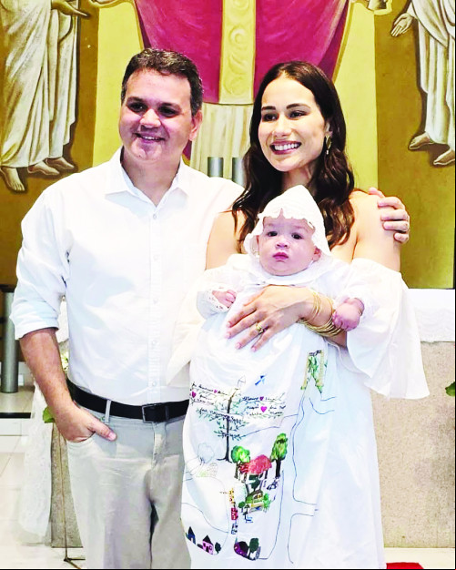 O pequeno Nazareno Melo Medeiros de Arêa Leão (filho do casal arquiteto Nazareno Leão e advogada Raquel Melo Medeiros) no domingo que ou(dia 8), recebeu o sacramento do batismo na Igreja de Santo Antônio- Paróquia N.S. da Glória, que foi presidido pelo Padre Luiz Eduardo. - (Arquivo Pessoal)