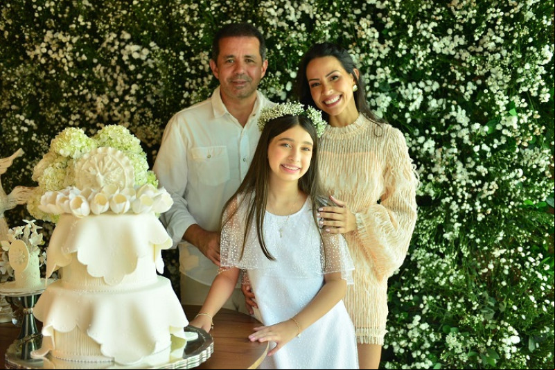 #PrimeiraEucaristia - Um click da belíssima Joanna Albino, que recebeu o sacramento da Primeira Eucaristia no dia 20/5, com a mãe Roberta Albino, os avós maternos - Benedito Cirilo & Valdenê Albino, com os tios Rondinelle Albino e Renata Albino, que são seus padrinhos de Batismo, a família reunida. Chics!!! - (Arquivo Pessoal)