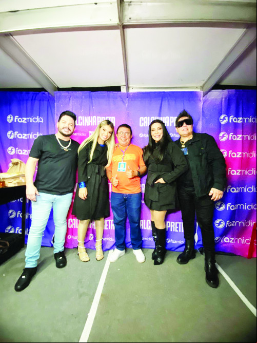 Daniel Cardoso com os integrantes  da Banda Calcinha Preta