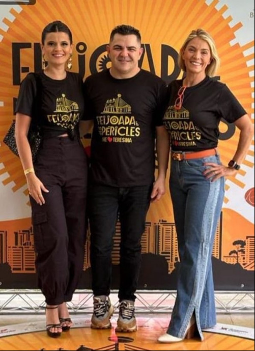 #Feijoada - Um click do colunista Péricles Mendel com as queridas Cristina Queiroz Mendes e Adriane Radecki Ziegert na Feijoada do Péricles. Chics!!! - (Divulgação)