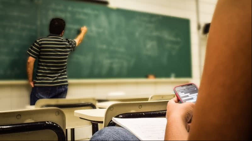 O uso do celular em sala de aula pode ser prejudicial? Especialista explica