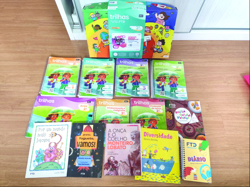 Grupos em aplicativo de mensagem criado por pais facilitam compra e venda de livros