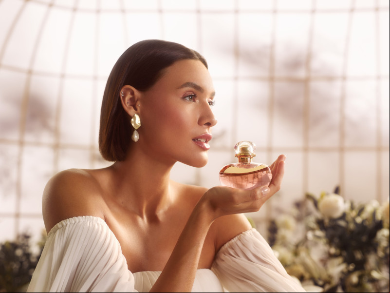 #OBoticário - Apresenta Lily Gardénia, com exclusiva técnica artesanal de extração dos óleos das pétalas das flores Reconhecida nacionalmente por ser a marca que possui as fragrâncias mais sofisticadas e com ingredientes únicos*, a novidade chega ao portfólio com eau de parfum e creme acetinado hidratante         Seguindo com a sua essência inovadora no mercado de perfumaria nacional, O Boticário acaba de apresentar Lily Gardénia, a mais recente novidade do portfólio de Lily, marca de perfumaria feminina reconhecida pelas consumidoras pela qualidade superior marcada pelas notas de lírios. A novidade chega ao portfólio de Lily como um olfativo floral amadeirado pela união do lírio e da gardênia – flores brancas majestosas, com a densidade e sofisticação das madeiras.   A perfumação encantadora apresenta notas de saída que combinam bergamota, mandarina, flor de laranjeira e pêra, enquanto o corpo evidencia a Gardênia – com notas do buquê floral branco. As notas de fundo são compostas pela tonalidade sofisticada e levemente seca da madeira de cedro, somada à cremosidade das notas lacônicas e do sândalo.     Reconhecida por sua sofisticação e um olfativo marcante, Lily é a marca de perfumaria que celebra o protagonismo feminino em sua essência e com esse lançamento acredita que, quando a mulher assume o papel principal na sua vida, ela se torna a sua melhor versão. Lily Gardénia traz a fusão de duas flores brancas poderosas, através do processo de co-enfleurage. Realizada por meio de uma extração artesanal e rara, a técnica adiciona ainda mais sofisticação ao bouquet floral branco de Lily, unindo a fusão do óleo essencial da flor do lírio com a riqueza olfativa da gardênia.  “Lily é uma paixão das consumidoras e reconhecida por sua alta qualidade, do processo de produção às fórmulas e ingredientes únicos. Sabendo disso, junto com o nosso constante olhar de trazer as melhores fragrâncias para o mercado nacional, chegamos a uma construção olfativa marcante e exclusiva, que une a flor que é tendência na perfumaria fina global com o desenvolvimento de uma nova tecnologia. Com essa inovação, alcançamos um resultado muito sofisticado, com uma fragrância que agrada 9 em cada 10 consumidoras***”,explica Fernanda Marques, diretora da categoria de Perfumaria Feminina do Grupo Boticário.     Fernanda exalta ainda o reforço à experiência  das lovers de Lily com o frasco do Lily Gardénia Eau de Parfum - item exclusivamente desenhado e produzido na França, berço da perfumaria mundial.     Para elevar o momento de autocuidado, em edição especial, o Lily Creme Acetinado Hidratante Desodorante Corporal Gardénia mantém a pele intensamente hidratada e macia por até 48 horas. Com textura aveludada e uma explosão de fragrância, desliza suavemente na pele e desperta os sentidos com o reforço da perfumação intensa, marcante e prolongada da linha.  Junto dos produtos do lançamento de Lily Gardénia, as consumidoras também terão uma novidade com o Sabonete em Barra Perfumado decorado, que possui a perfumação marcante da fragrância mais procurada da linha, Lily Eau de Parfum, e limpa suavemente enquanto nutre a pele, deixando o momento do banho ainda mais especial e a pele com a sensação macia e acetinada.     Em período promocional, até o dia 1º de dezembro, os itens da linha Lily Gardénia contarão com descontos de 10%  em todos os canais de vendas do Boticário: lojas físicas, e-commerce, aplicativo oficial (disponível nas versões Android e iOS), WhatsApp oficial (pelo número 0800 744 0010 – número oficial e seguro) e revendedores disponíveis por todo o Brasil, que podem ser contatados pelo canal Boticário Encontre. Chics!!! - (Arquivo Pessoal)